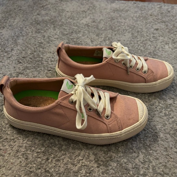Women’s Cariuma low top sneaker size 7 - Picture 2 of 4